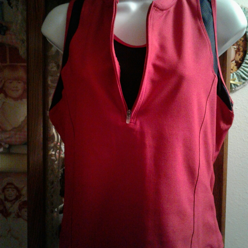 NWOT, NIKE,Dri-Fit,Top/Sports Bra with Unique,Zippered Insert💖🖤